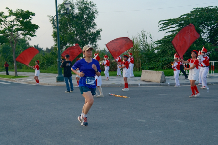 Đội cổ động rộn ràng kèn trống đón chào các vận động viên về đích Đội cổ động rộn ràng kèn trống đón chào các vận động viên về đích