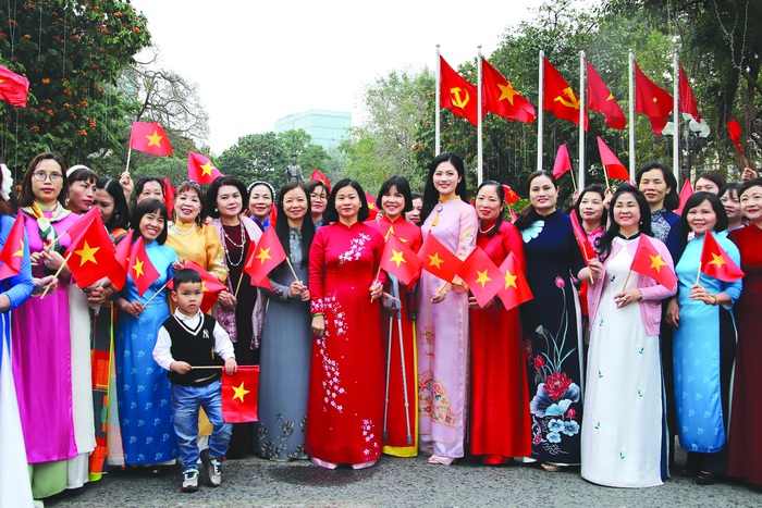 Đại biểu Hội Liên hiệp Phụ nữ Việt Nam tham gia diễu hành tại phố đi bộ hồ Hoàn Kiếm (Hà Nội), tháng 3/2025 - Ảnh: Thu Hà