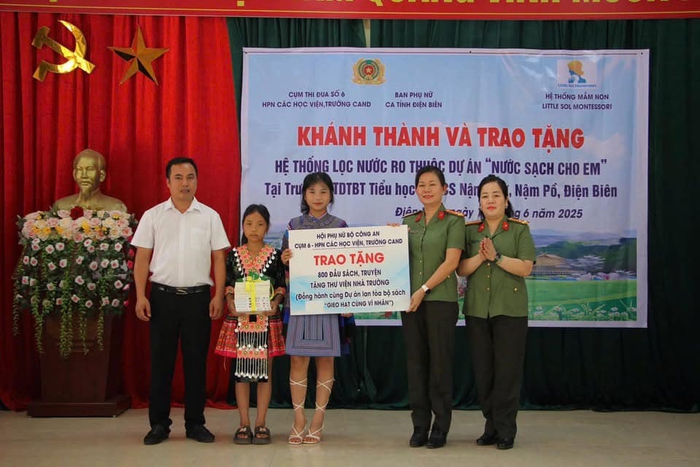 Phụ nữ các học viện, trường Công an tặng "Nước sạch cho em" ở Điện Biên- Ảnh 1. Phụ nữ các học viện, trường Công an tặng "Nước sạch cho em" ở Điện Biên- Ảnh 1.