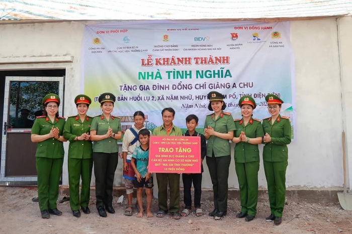 Phụ nữ các học viện, trường Công an tặng "Nước sạch cho em" ở Điện Biên- Ảnh 2. Phụ nữ các học viện, trường Công an tặng "Nước sạch cho em" ở Điện Biên- Ảnh 2.