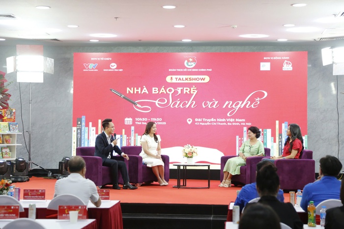 Tưng bừng Hội sách chào mừng 100 năm Ngày Báo chí cách mạng Việt Nam- Ảnh 1. Tưng bừng Hội sách chào mừng 100 năm Ngày Báo chí cách mạng Việt Nam- Ảnh 1.