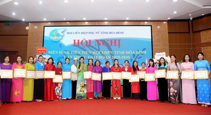 Hòa Bình: Biểu dương 101 tập thể, cá nhân phụ nữ điển hình tiên tiến - Ảnh 2. Hòa Bình: Biểu dương 101 tập thể, cá nhân phụ nữ điển hình tiên tiến - Ảnh 2.