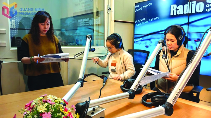 Đội ngũ biên tập viên, phát thanh viên Trung tâm truyền thông tỉnh Quảng Ninh thực hiện chương trình phát thanh - Ảnh: Minh Hà Đội ngũ biên tập viên, phát thanh viên Trung tâm truyền thông tỉnh Quảng Ninh thực hiện chương trình phát thanh - Ảnh: Minh Hà