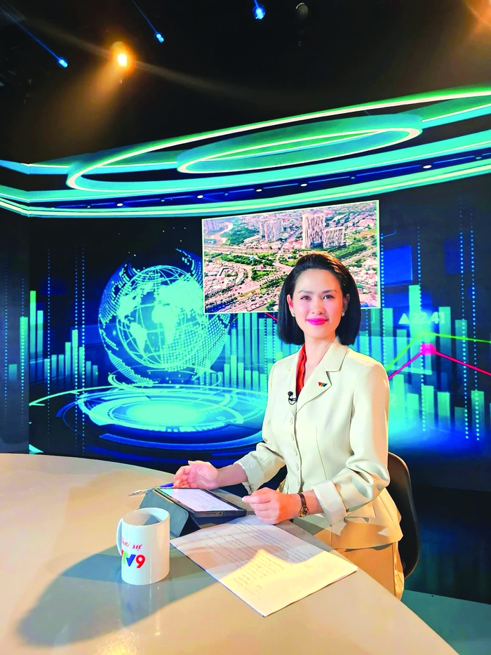 Công việc thường ngày của BTV Thúy Hằng tại trường quay của VTV9 Công việc thường ngày của BTV Thúy Hằng tại trường quay của VTV9