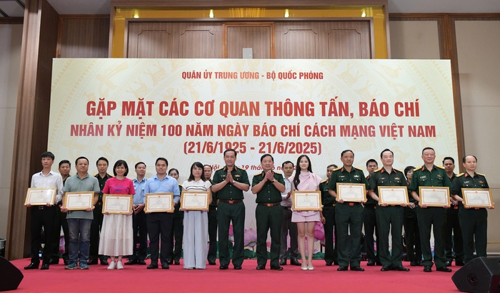 Báo Phụ nữ Việt Nam được Quân ủy Trung ương - Bộ Quốc phòng tặng Bằng khen- Ảnh 2. Báo Phụ nữ Việt Nam được Quân ủy Trung ương - Bộ Quốc phòng tặng Bằng khen- Ảnh 2.