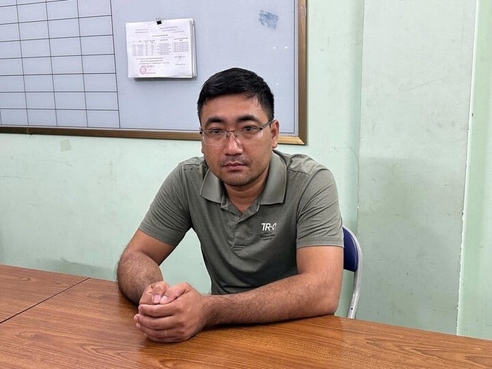 Vụ người đàn ông đạp ngã nữ xe ôm: Đường phố không phải sàn đấu để phô diễn thói côn đồ- Ảnh 1. Vụ người đàn ông đạp ngã nữ xe ôm: Đường phố không phải sàn đấu để phô diễn thói côn đồ- Ảnh 1.