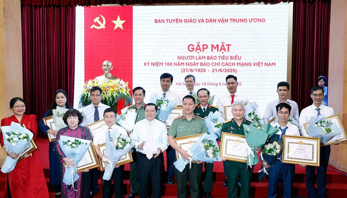Gặp mặt người làm báo tiêu biểu nhân 100 năm Ngày Báo chí Cách mạng Việt Nam- Ảnh 2. Gặp mặt người làm báo tiêu biểu nhân 100 năm Ngày Báo chí Cách mạng Việt Nam- Ảnh 2.