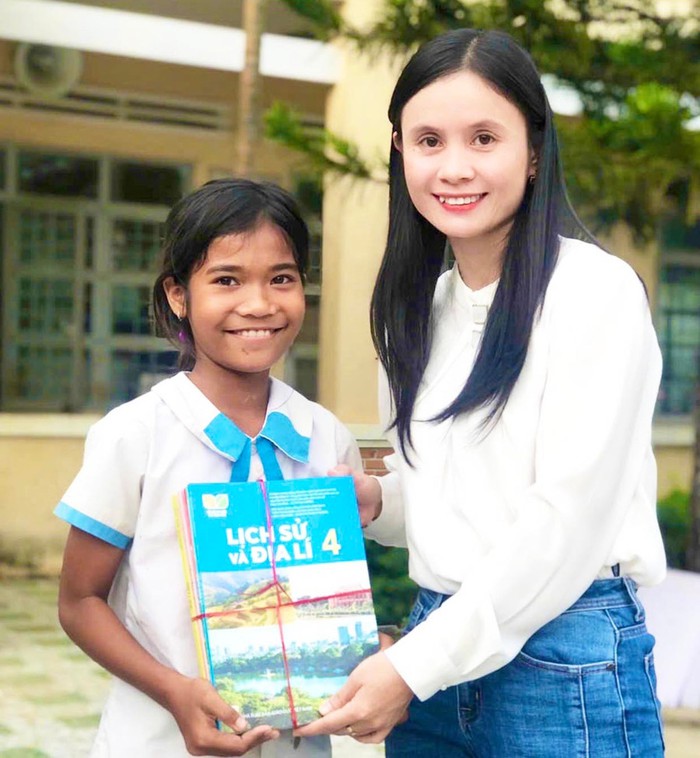Cô Hoàng Thị Diệu Loan tặng sách giáo khoa cho em Rmah H’Giang, học sinh Trường Tiểu học Phan Chu Trinh (xã Ia Ake, huyện Phú Thiện, Gia Lai) Cô Hoàng Thị Diệu Loan tặng sách giáo khoa cho em Rmah H’Giang, học sinh Trường Tiểu học Phan Chu Trinh (xã Ia Ake, huyện Phú Thiện, Gia Lai)