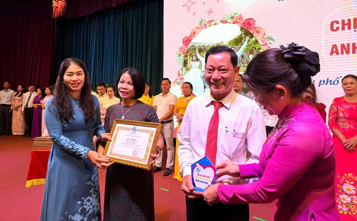 Bình Định: Biểu dương 50 gia đình hạnh phúc - Ảnh 2. Bình Định: Biểu dương 50 gia đình hạnh phúc - Ảnh 2.