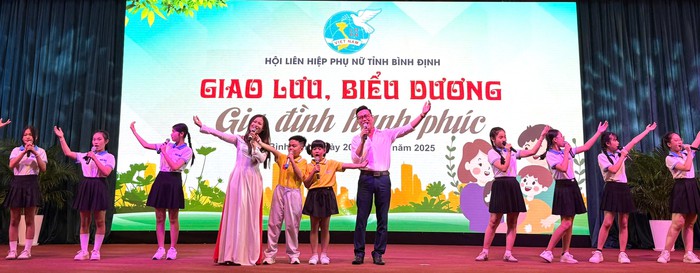 Bình Định: Biểu dương 50 gia đình hạnh phúc - Ảnh 1. Bình Định: Biểu dương 50 gia đình hạnh phúc - Ảnh 1.