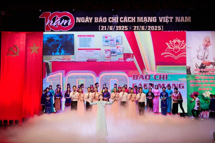 Sao Mai Thu Hằng thể hiện ca khúc "Hãy vui cùng Ngày Báo chí Việt Nam" Sao Mai Thu Hằng thể hiện ca khúc "Hãy vui cùng Ngày Báo chí Việt Nam"