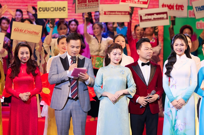 Sao Mai Thu Hằng cùng các nghệ sĩ ở màn kết chương trình Sao Mai Thu Hằng cùng các nghệ sĩ ở màn kết chương trình