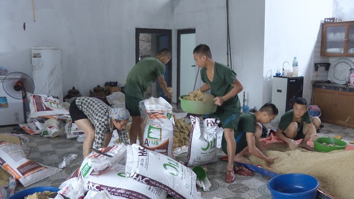 Thái Nguyên: Huy động 200 cán bộ, chiến sĩ và phương tiện giúp Nhân dân tại các điểm ngập úng- Ảnh 1.