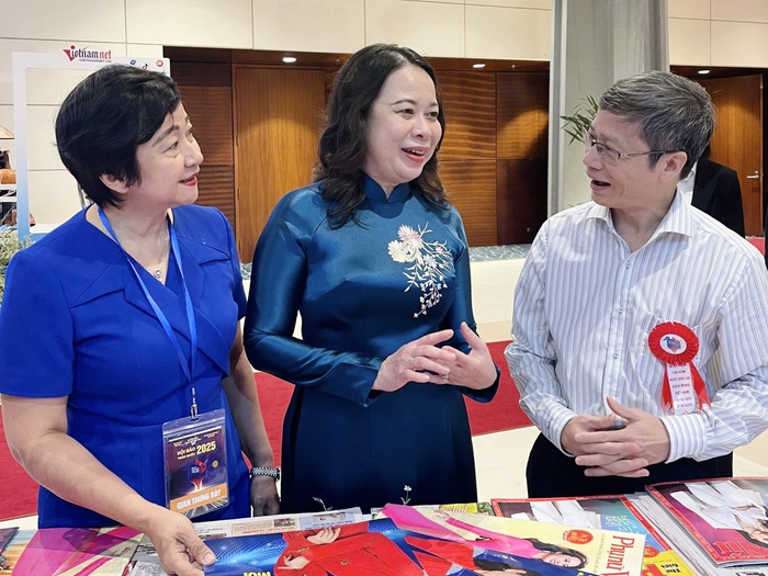 Lãnh đạo Đảng, Nhà nước thăm gian trưng bày Báo Phụ nữ Việt Nam tại Hội báo toàn quốc 2025- Ảnh 6.