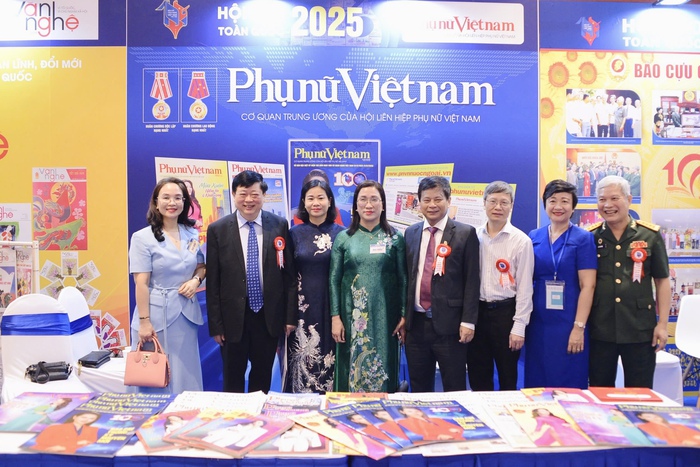 Lãnh đạo Đảng, Nhà nước thăm gian trưng bày Báo Phụ nữ Việt Nam tại Hội báo toàn quốc 2025- Ảnh 8.