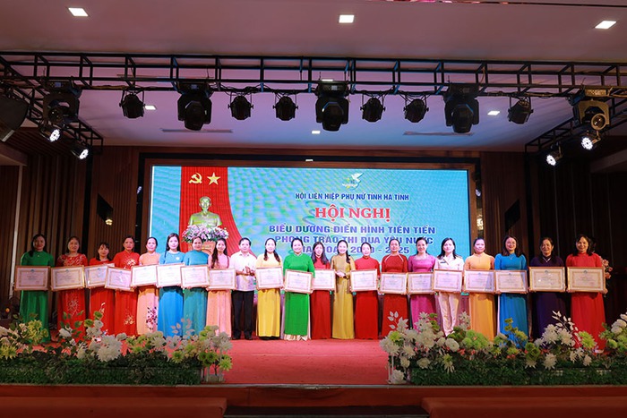 Hội LHPN Hà Tĩnh tuyên dương 95 điển hình thi đua yêu nước- Ảnh 4. Hội LHPN Hà Tĩnh tuyên dương 95 điển hình thi đua yêu nước- Ảnh 4.