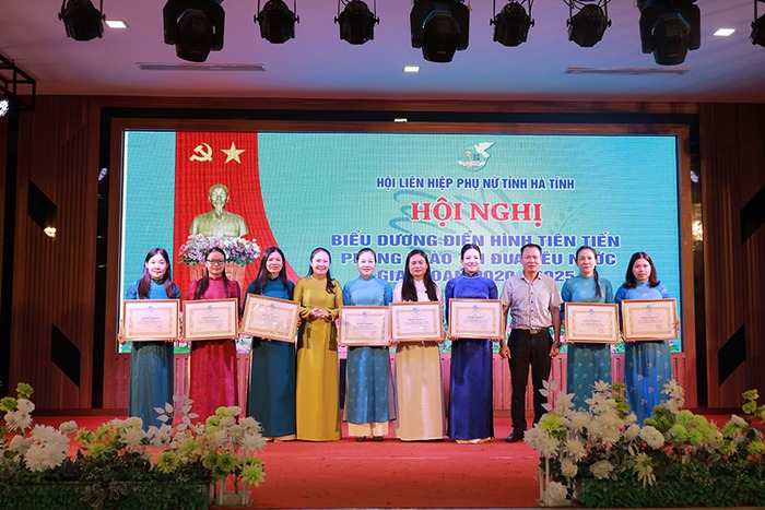 Hội LHPN Hà Tĩnh tuyên dương 95 điển hình thi đua yêu nước- Ảnh 3. Hội LHPN Hà Tĩnh tuyên dương 95 điển hình thi đua yêu nước- Ảnh 3.
