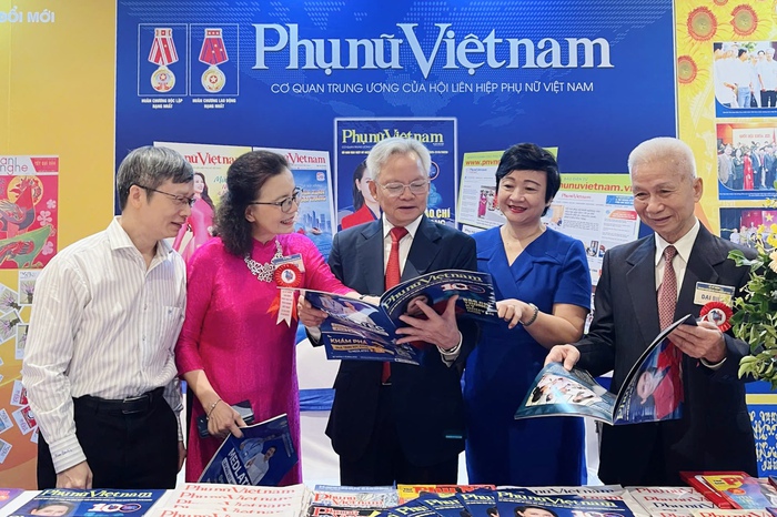 Lãnh đạo Đảng, Nhà nước thăm gian trưng bày Báo Phụ nữ Việt Nam tại Hội báo toàn quốc 2025- Ảnh 9.