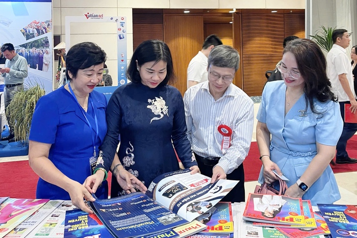 Lãnh đạo Đảng, Nhà nước thăm gian trưng bày Báo Phụ nữ Việt Nam tại Hội báo toàn quốc 2025- Ảnh 7.