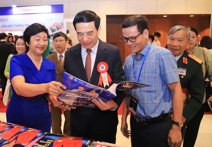 Lãnh đạo Đảng, Nhà nước thăm gian trưng bày Báo Phụ nữ Việt Nam tại Hội báo toàn quốc 2025- Ảnh 4.