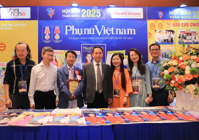 Lãnh đạo Đảng, Nhà nước thăm gian trưng bày Báo Phụ nữ Việt Nam tại Hội báo toàn quốc 2025- Ảnh 10.