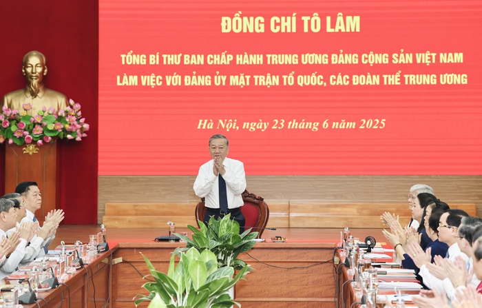 Tổng Bí thư Tô Lâm trao Quyết định thành lập Cơ quan Ủy ban Trung ương Mặt trận Tổ quốc Việt Nam- Ảnh 1. Tổng Bí thư Tô Lâm trao Quyết định thành lập Cơ quan Ủy ban Trung ương Mặt trận Tổ quốc Việt Nam- Ảnh 1.