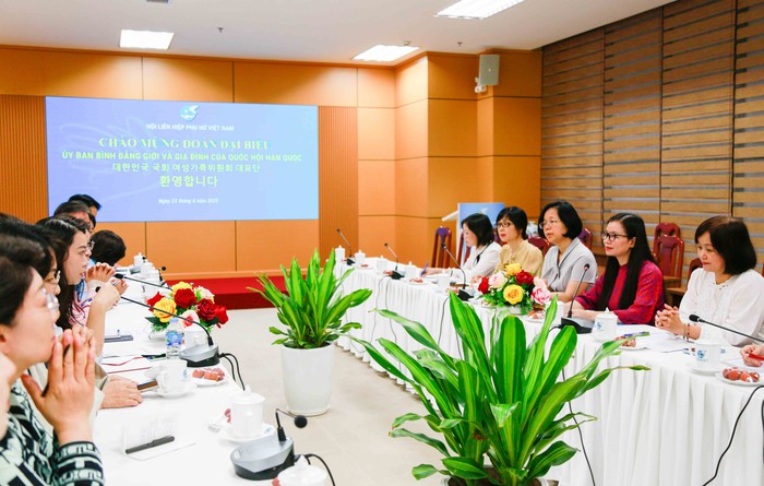 Lãnh đạo Hội LHPN Việt Nam tiếp đoàn đại biểu Ủy ban Bình đẳng giới và Gia đình của Quốc hội Hàn Quốc- Ảnh 1. Lãnh đạo Hội LHPN Việt Nam tiếp đoàn đại biểu Ủy ban Bình đẳng giới và Gia đình của Quốc hội Hàn Quốc- Ảnh 1.