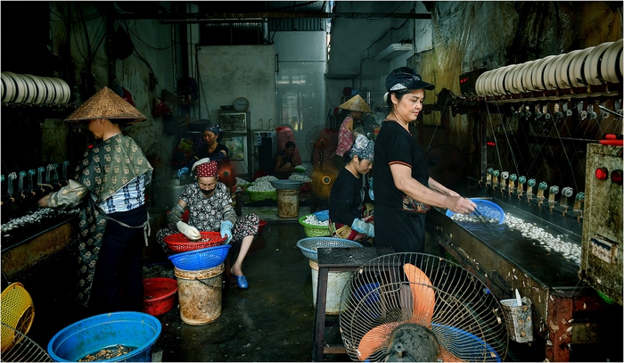 Những đôi tay mềm mại ươm tơ, xe sợi ở làng Cổ Chất- Ảnh 1. Những đôi tay mềm mại ươm tơ, xe sợi ở làng Cổ Chất- Ảnh 1.