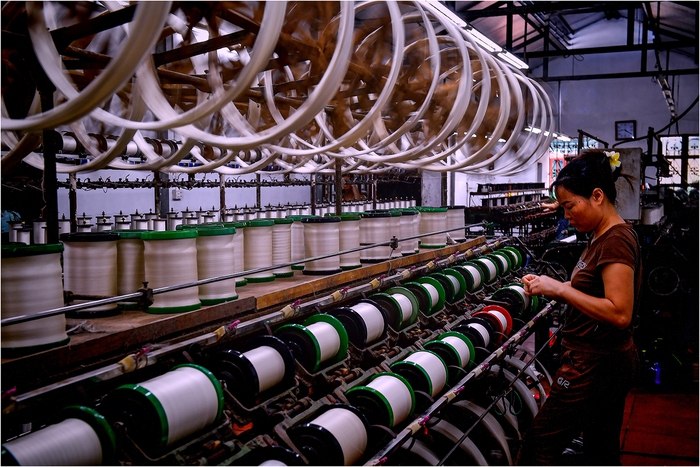 Những đôi tay mềm mại ươm tơ, xe sợi ở làng Cổ Chất- Ảnh 2. Những đôi tay mềm mại ươm tơ, xe sợi ở làng Cổ Chất- Ảnh 2.
