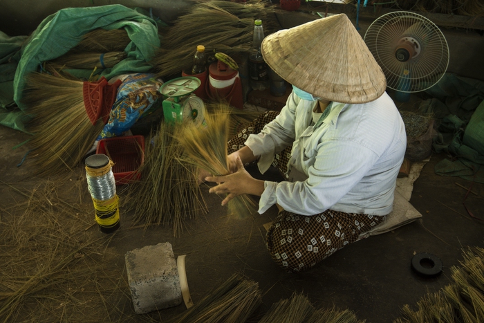 "Sống khỏe" bằng nghề làm chổi đót- Ảnh 1. "Sống khỏe" bằng nghề làm chổi đót- Ảnh 1.