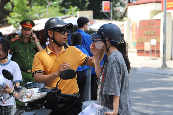 Kỳ thi tốt nghiệp THPT 2025: Phụ huynh "gỡ áp lực" cho con- Ảnh 3. Kỳ thi tốt nghiệp THPT 2025: Phụ huynh "gỡ áp lực" cho con- Ảnh 3.