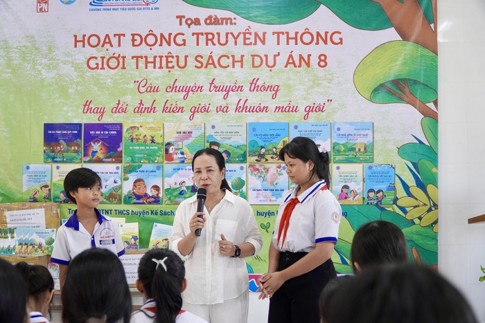 Diễn giả Lệ Thủy giao lưu cùng các em học sinh Diễn giả Lệ Thủy giao lưu cùng các em học sinh