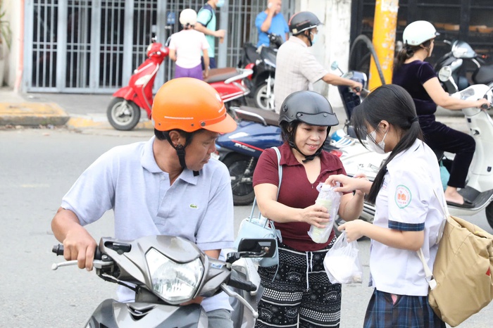 Tốt nghiệp THPT 2025: Nhiều sĩ tử mong đề thi ngữ văn nói về công nghệ, AI- Ảnh 1. Tốt nghiệp THPT 2025: Nhiều sĩ tử mong đề thi ngữ văn nói về công nghệ, AI- Ảnh 1.