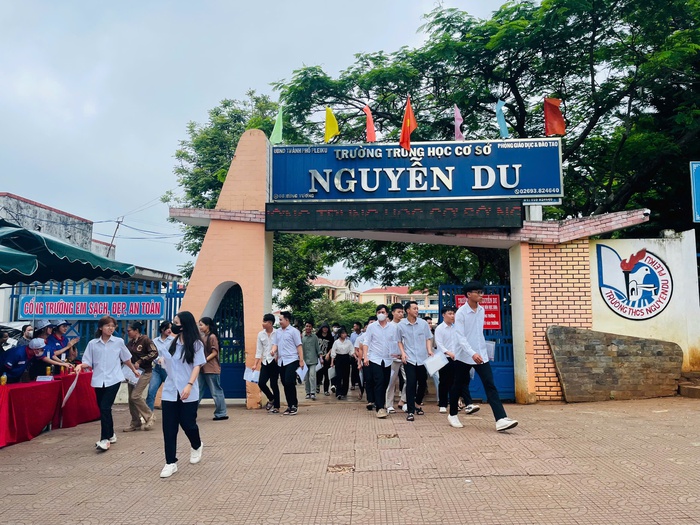 Những nữ thí sinh U50 người Jrai thức trắng đêm ôn thi tốt nghiệp THPT 2025- Ảnh 1. Những nữ thí sinh U50 người Jrai thức trắng đêm ôn thi tốt nghiệp THPT 2025- Ảnh 1.