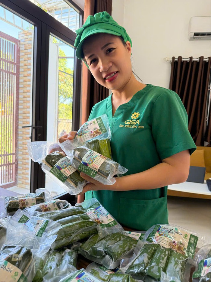 Chị Nguyễn Trang và sản phẩm của mình Chị Nguyễn Trang và sản phẩm của mình