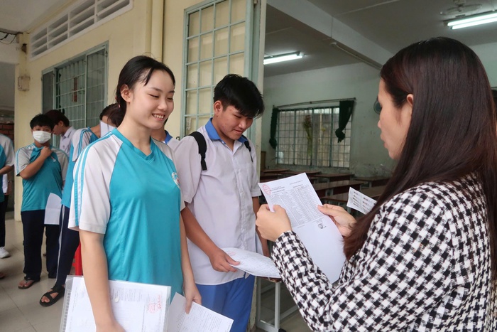 Thi tốt nghiệp THPT 2025: Nhiều hoạt động thiết thực hỗ trợ thí sinh trong suốt kỳ thi- Ảnh 2. Thi tốt nghiệp THPT 2025: Nhiều hoạt động thiết thực hỗ trợ thí sinh trong suốt kỳ thi- Ảnh 2.