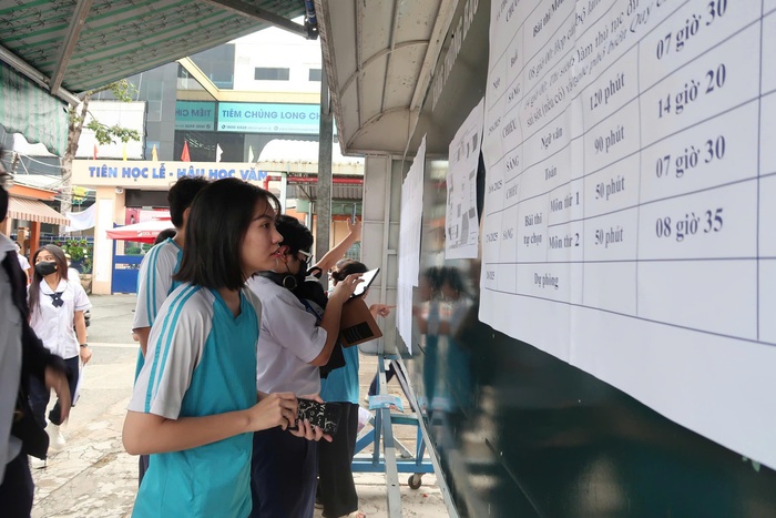 Thi tốt nghiệp THPT 2025: Nhiều hoạt động thiết thực hỗ trợ thí sinh trong suốt kỳ thi- Ảnh 3. Thi tốt nghiệp THPT 2025: Nhiều hoạt động thiết thực hỗ trợ thí sinh trong suốt kỳ thi- Ảnh 3.