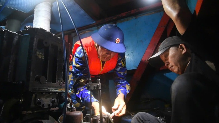 Bộ đội Hải quân - Điểm tựa vững chắc của ngư dân giữa trùng khơi- Ảnh 1. Bộ đội Hải quân - Điểm tựa vững chắc của ngư dân giữa trùng khơi- Ảnh 1.