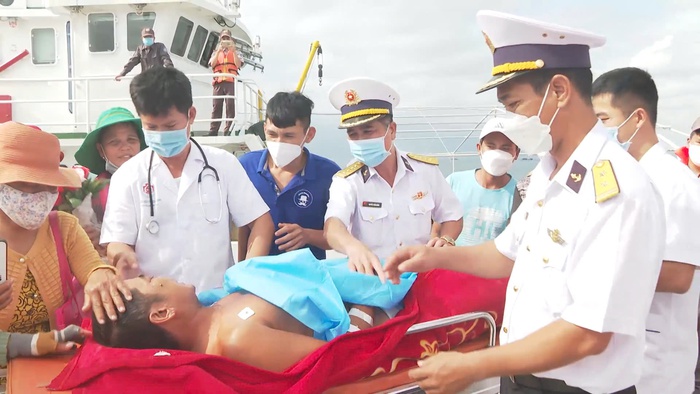 Bộ đội Hải quân - Điểm tựa vững chắc của ngư dân giữa trùng khơi- Ảnh 2. Bộ đội Hải quân - Điểm tựa vững chắc của ngư dân giữa trùng khơi- Ảnh 2.