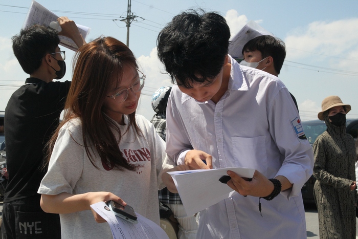 Điểm sáng trong đề thi môn Ngữ văn: "Vùng trời quê hương nào cũng là bầu trời Tổ quốc"- Ảnh 3. Điểm sáng trong đề thi môn Ngữ văn: "Vùng trời quê hương nào cũng là bầu trời Tổ quốc"- Ảnh 3.