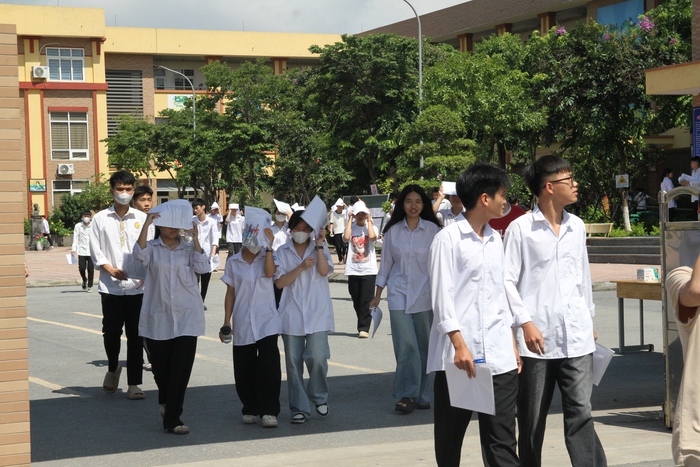 Thi tốt nghiệp THPT 2025: Thí sinh hào hứng với đề Ngữ văn đậm tính thời sự- Ảnh 1. Thi tốt nghiệp THPT 2025: Thí sinh hào hứng với đề Ngữ văn đậm tính thời sự- Ảnh 1.