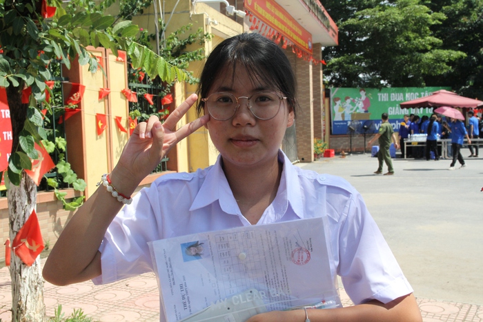 Thi tốt nghiệp THPT 2025: Thí sinh hào hứng với đề Ngữ văn đậm tính thời sự- Ảnh 2. Thi tốt nghiệp THPT 2025: Thí sinh hào hứng với đề Ngữ văn đậm tính thời sự- Ảnh 2.