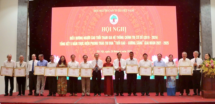 Người cao tuổi Việt Nam tiên phong, gương mẫu tham gia xây dựng hệ thống chính trị ở cơ sở- Ảnh 4. Người cao tuổi Việt Nam tiên phong, gương mẫu tham gia xây dựng hệ thống chính trị ở cơ sở- Ảnh 4.