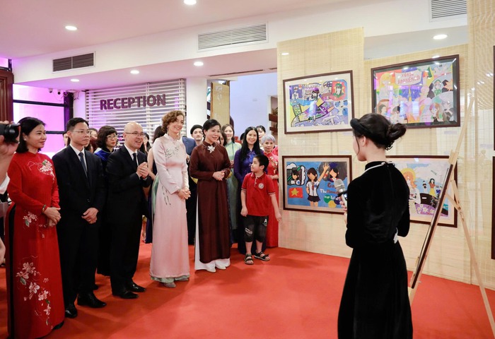 Phu nhân Ngô Phương Ly và Tổng Giám đốc UNESCO tham dự triển lãm ảnh "Chúng tôi có thể"- Ảnh 1. Phu nhân Ngô Phương Ly và Tổng Giám đốc UNESCO tham dự triển lãm ảnh "Chúng tôi có thể"- Ảnh 1.