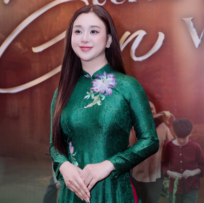 Ca sĩ Phương Nga trong buổi ra mắt MV Ca sĩ Phương Nga trong buổi ra mắt MV