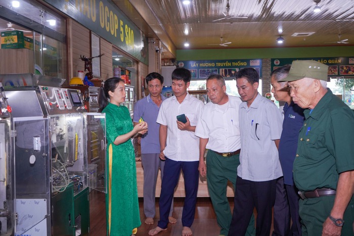 Du khách tham quan cơ sở chế biến trà OCOP Du khách tham quan cơ sở chế biến trà OCOP