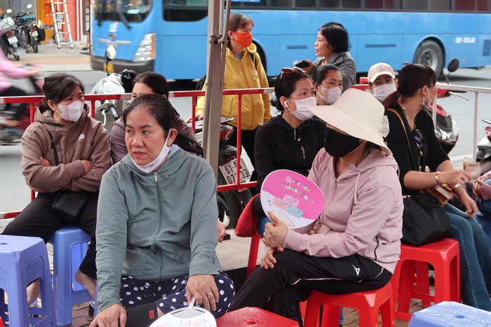 Kỳ thi tốt nghiệp THPT 2025: Thương hơn tấm lòng cha mẹ- Ảnh 7. Kỳ thi tốt nghiệp THPT 2025: Thương hơn tấm lòng cha mẹ- Ảnh 7.