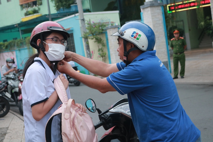 Kỳ thi tốt nghiệp THPT 2025: Thương hơn tấm lòng cha mẹ- Ảnh 13. Kỳ thi tốt nghiệp THPT 2025: Thương hơn tấm lòng cha mẹ- Ảnh 13.