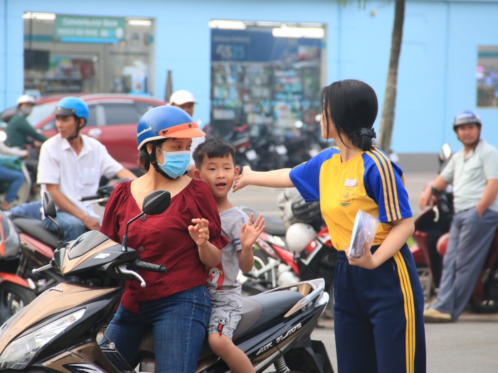 Kỳ thi tốt nghiệp THPT 2025: Thương hơn tấm lòng cha mẹ- Ảnh 10. Kỳ thi tốt nghiệp THPT 2025: Thương hơn tấm lòng cha mẹ- Ảnh 10.