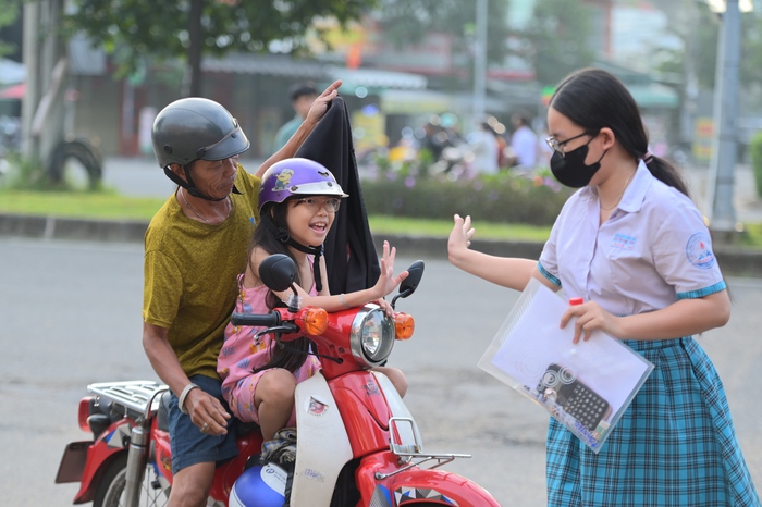 Kỳ thi tốt nghiệp THPT 2025: Thương hơn tấm lòng cha mẹ- Ảnh 15. Kỳ thi tốt nghiệp THPT 2025: Thương hơn tấm lòng cha mẹ- Ảnh 15.